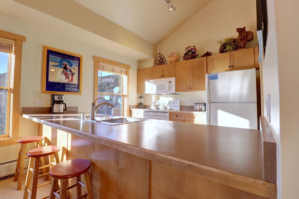 Condo, 3 Bedrooms | Private kitchen | Fridge, oven, coffee/tea maker, toaster