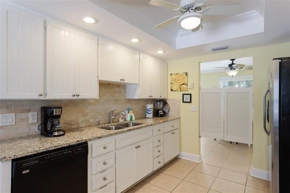 House, 2 Bedrooms | Private kitchen | Coffee/tea maker
