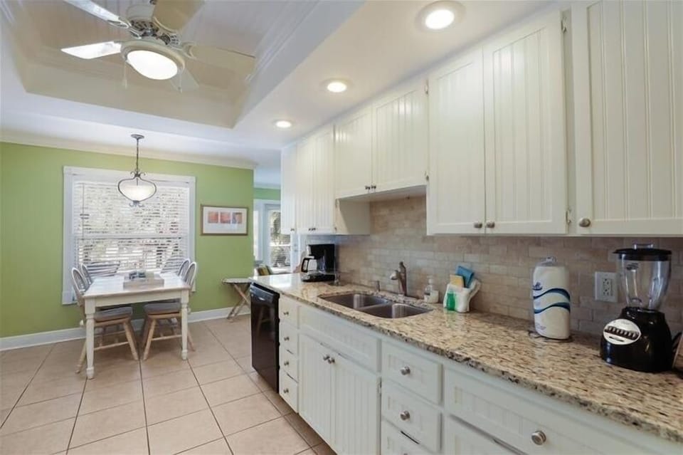House, 2 Bedrooms | Private kitchen | Coffee/tea maker
