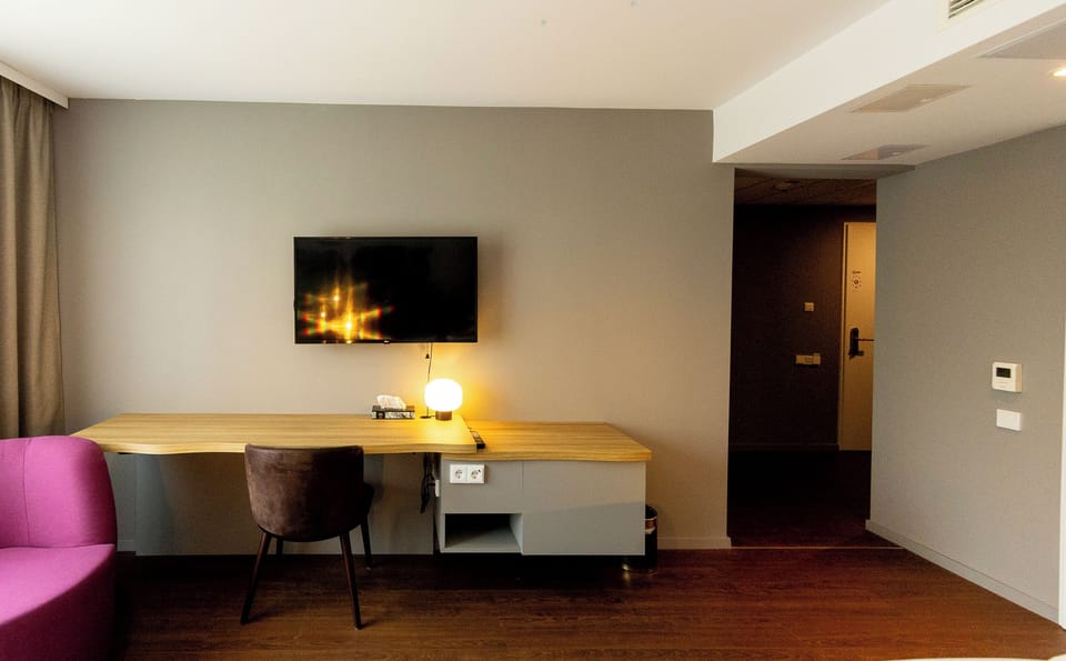Free minibar, in-room safe, desk, soundproofing