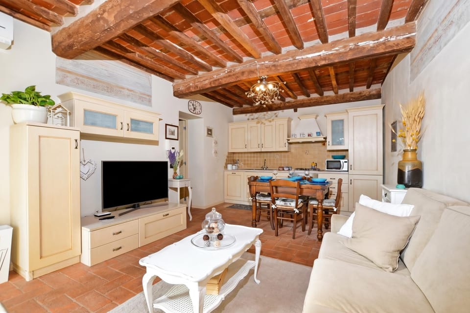Family Apartment, Multiple Bedrooms, Mountainside (Alloro Grillo) | Living area | 21-inch TV with satellite channels
