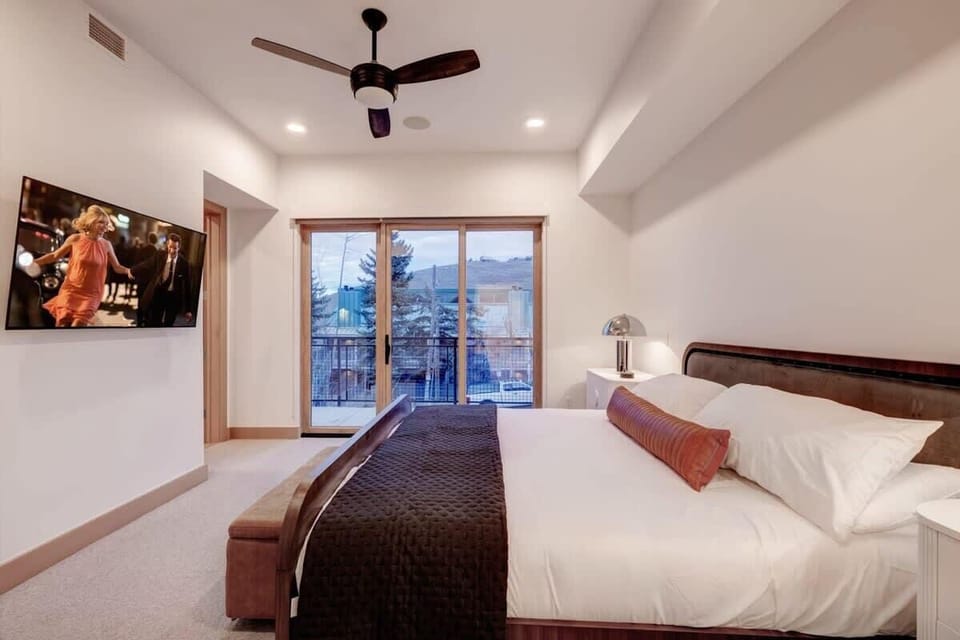Master Bedroom - King Bed, TV, En-Suite Master Bath