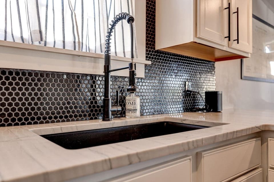 stylish backsplash in the kitchen 