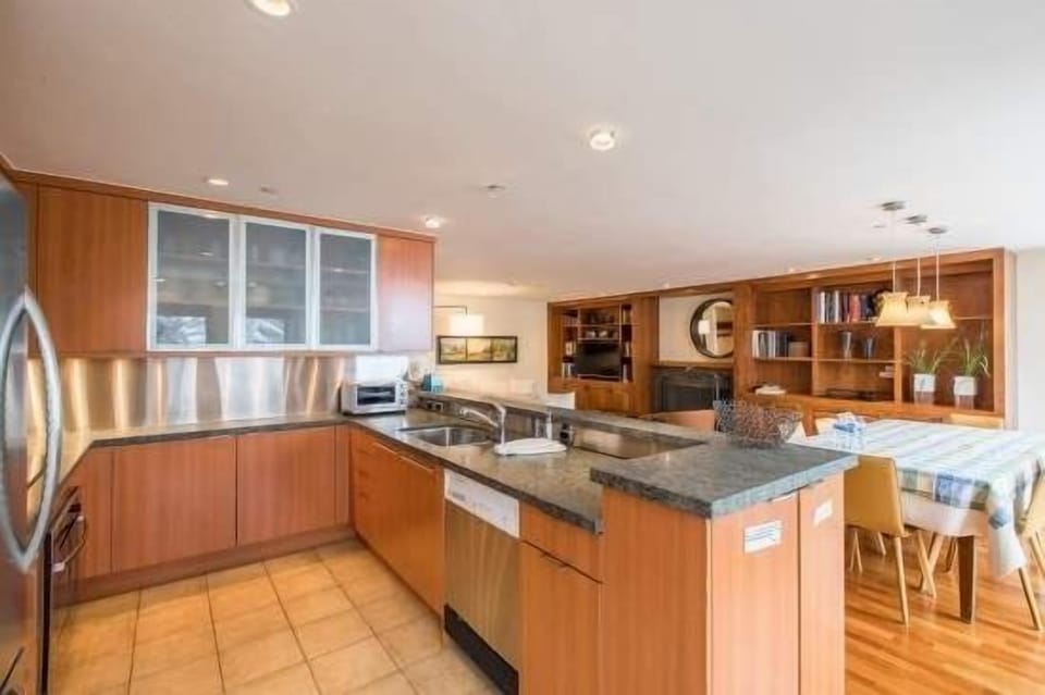 Condo, 3 Bedrooms | Private kitchen | Coffee/tea maker, fridge, oven, toaster