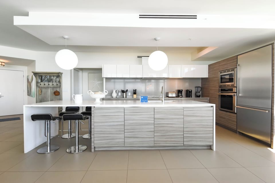 1900 Ninety Eight 401 - Kitchen with Barstools
