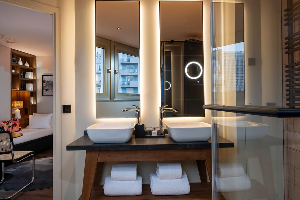 Andre | Bathroom | Shower, towels