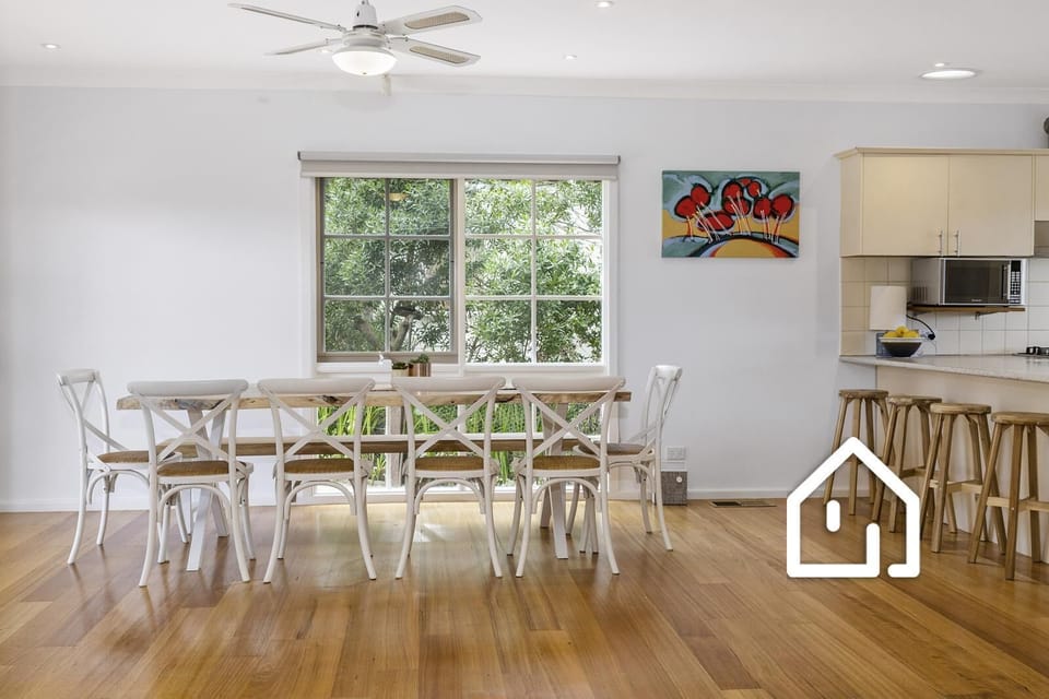 Dining area and breakfast bar for 4