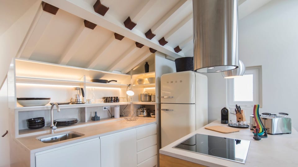 Create delicious meals in a beautifully designed kitchen featuring premium appliances and plenty of space to cook. #ModernKitchen #SelfCatering #HolidayHome #LuxuryApartment #Portugal #PT #Lisbon