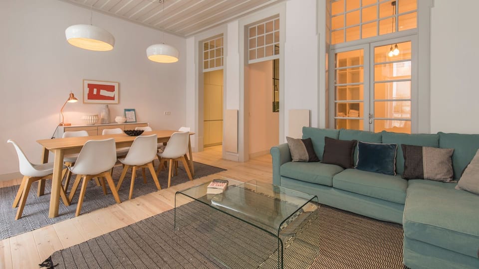 A spacious and colorful living area, for a relaxing stay.
#comfort #relax #mopdern #portugal #pt #lisbon