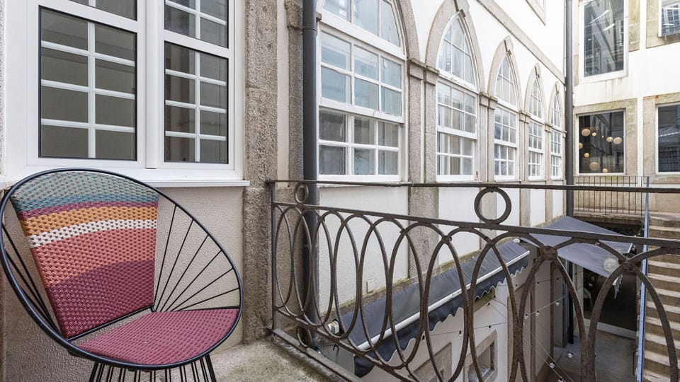 Step out onto your private balcony and savor the vibrant city atmosphere, offering a charming view of the historic urban surroundings – the ideal spot for a morning coffee or an evening aperitif. The unique, colorful chair invites you to relax and soak in