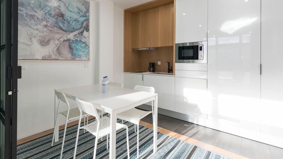 Kitchenette + dining area