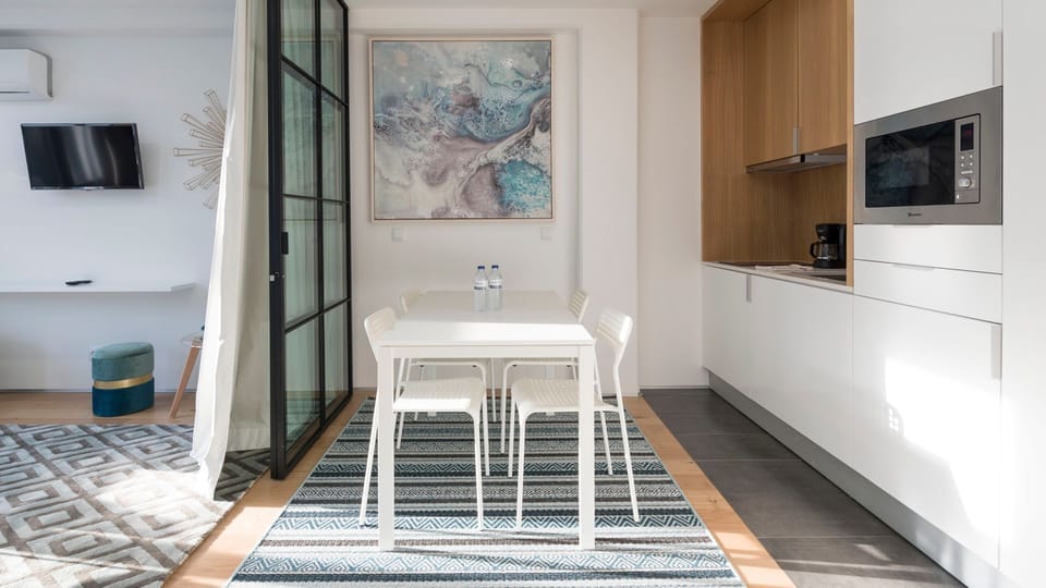Kitchenette + dining area