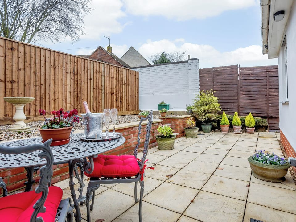Sitting-out-area | Vineyard&rsquo;s Apartment - Vine & Vineyard&rsquo;s, Ely