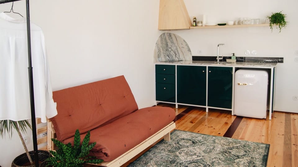 A unique kitchenette with standout decor details, blending creativity and style for an unforgettable Porto stay.

#PortoStay #AirbnbPorto #LovelyStay #DesignDetails