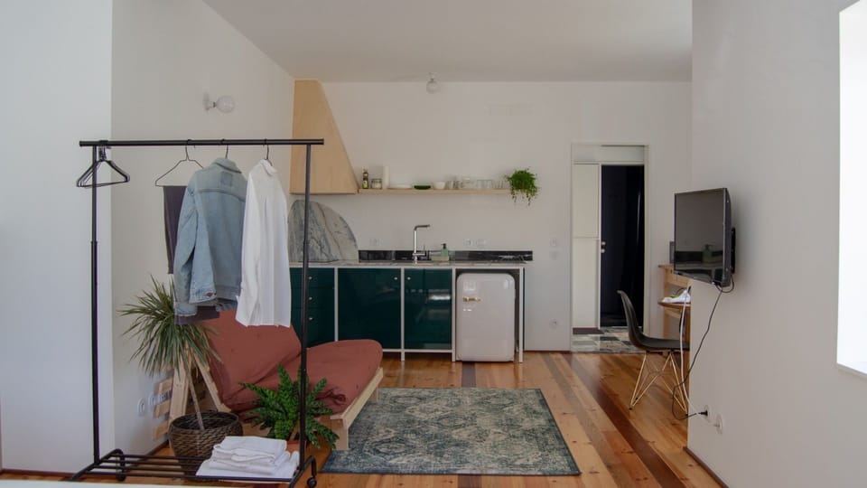An open overview of the living area and kitchenette, designed for bright, easy living in the heart of Porto.

#PortoStay #AirbnbPorto #LovelyStay #OpenLiving