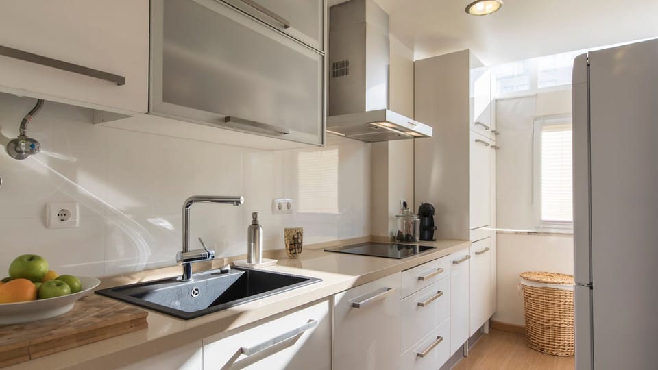 Cook with pleasure in this sun-drenched, fully equipped kitchen, featuring a modern stove, extractor hood, and all the essentials for preparing delicious meals with ease.