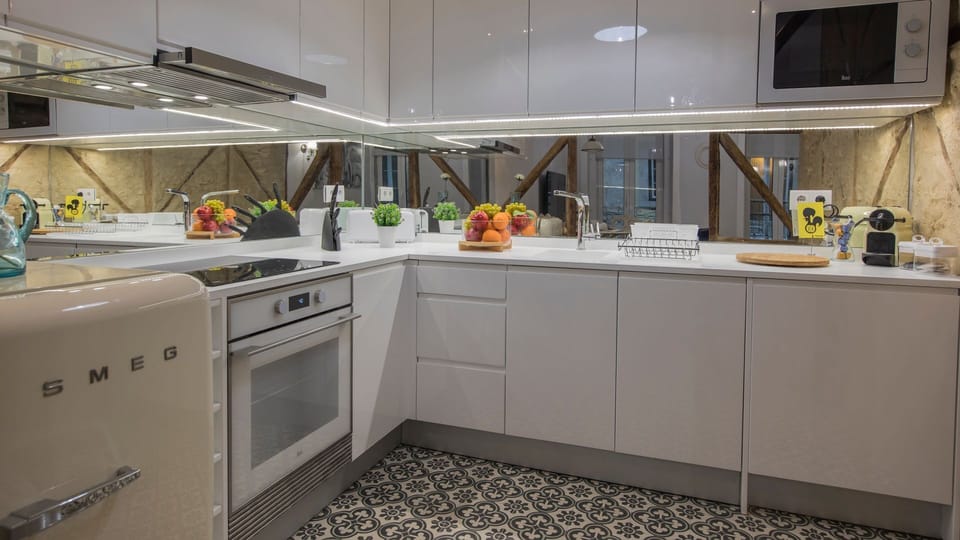 Modern, bright, and fully equipped — this sleek kitchen is perfect for whipping up local delights.
#Portugal #Lisbon #kitcheninspo #gourmetstay #lisbonapartment