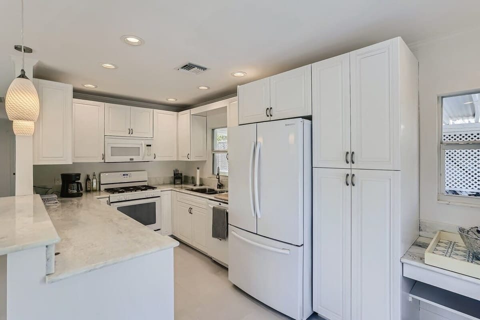 06 Kitchen.jpg