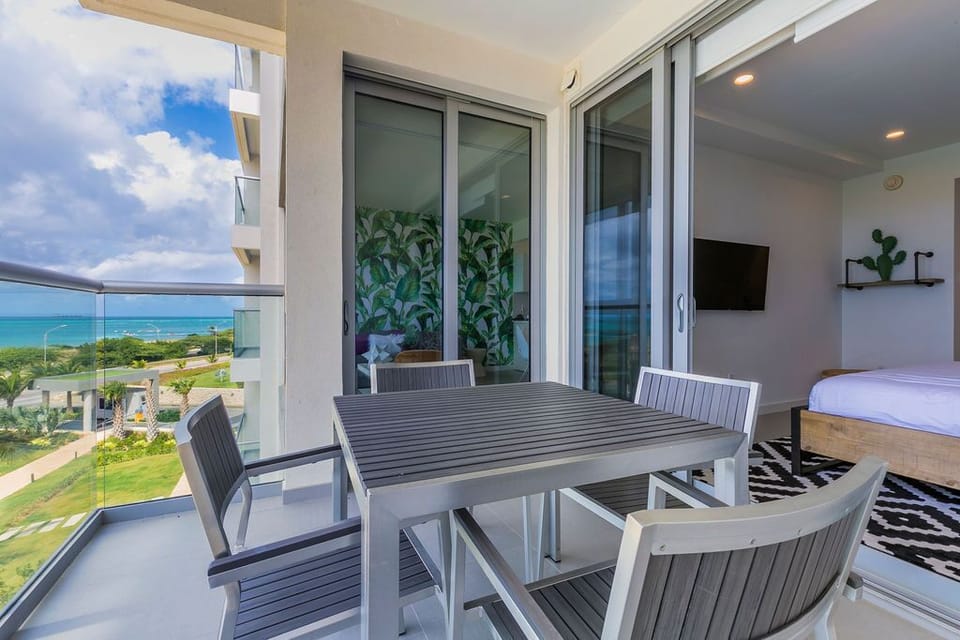 Balcony w/ furniture