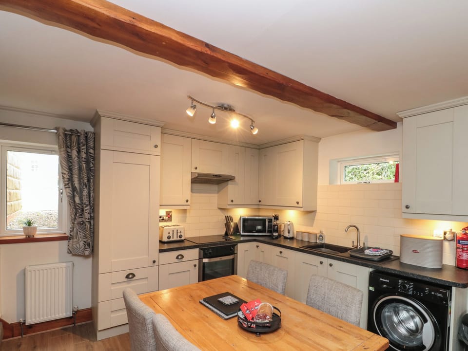 Cottage | Private kitchen | Fridge, microwave, dishwasher, electric kettle