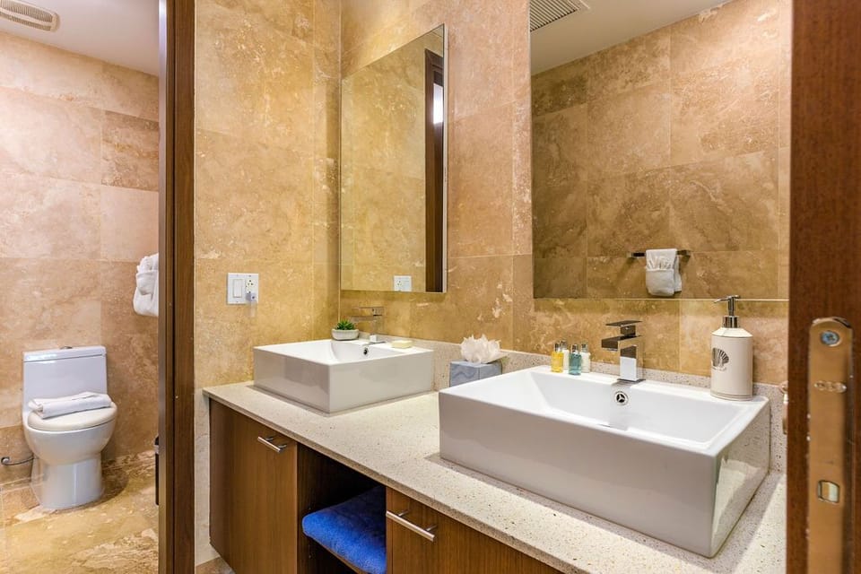 Master's full bathroom