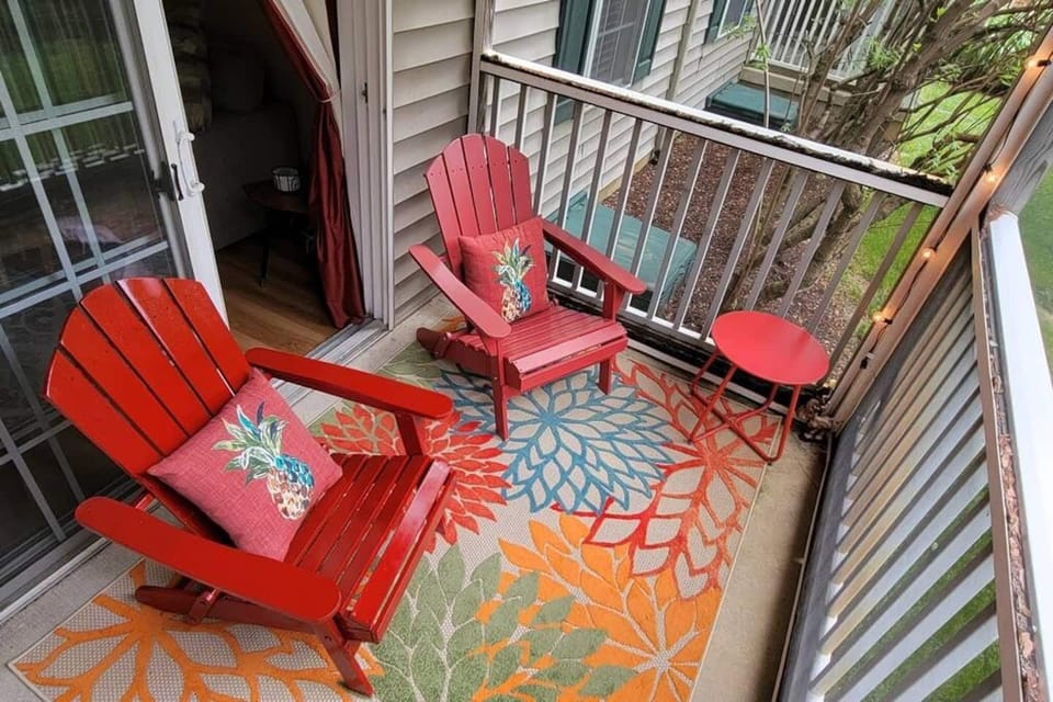Private screened in deck overlooking forest