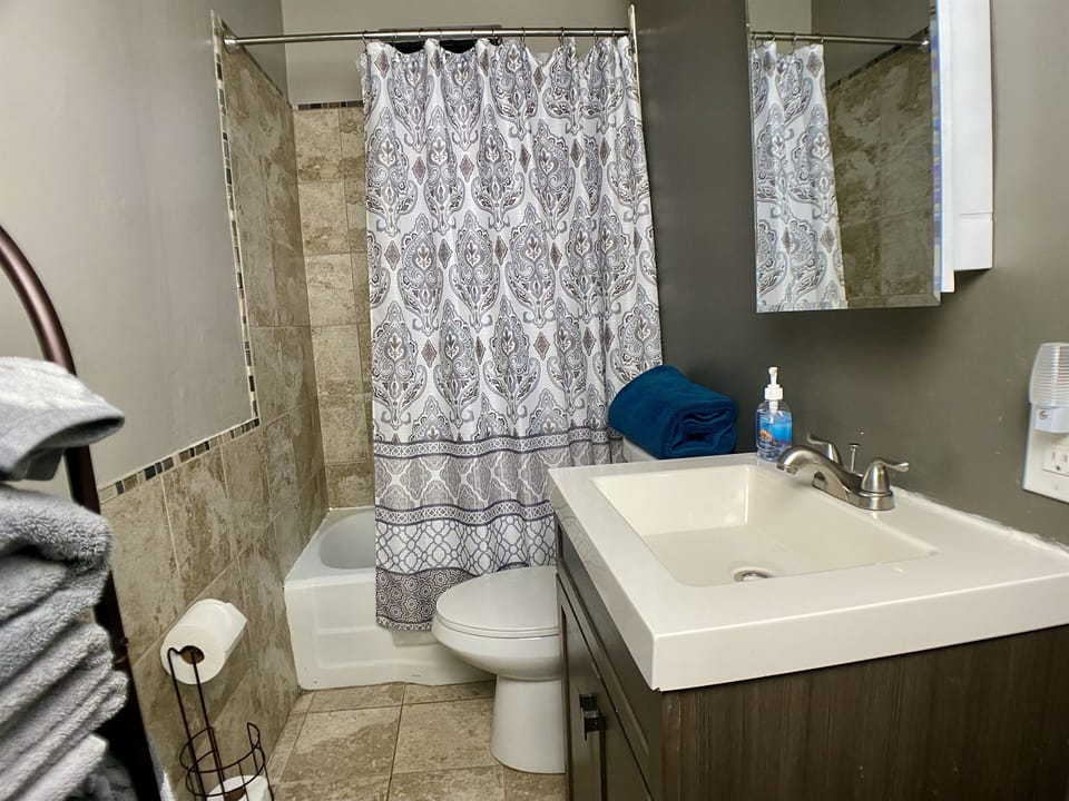 Full bathroom with tub/shower. Bath towels provided.