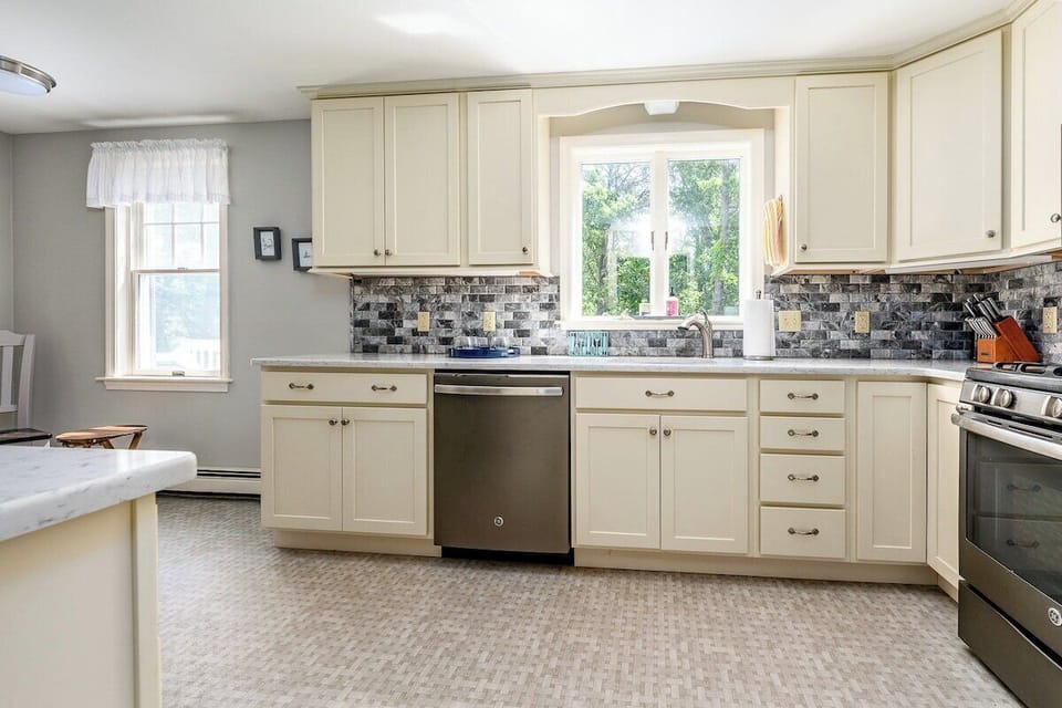 Gorgeous Kitchen w/Quartz Counters, Stainless & Gas cooking