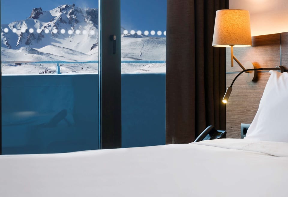 Premium bedding, free minibar, in-room safe, desk