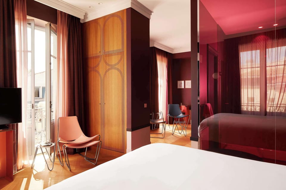 Suite, 1 Queen Bed, Non Smoking (Twin bed on request) | In-room safe, desk, soundproofing, iron/ironing board