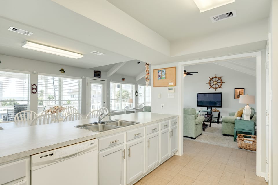 Prep or serve on the long kitchen counter