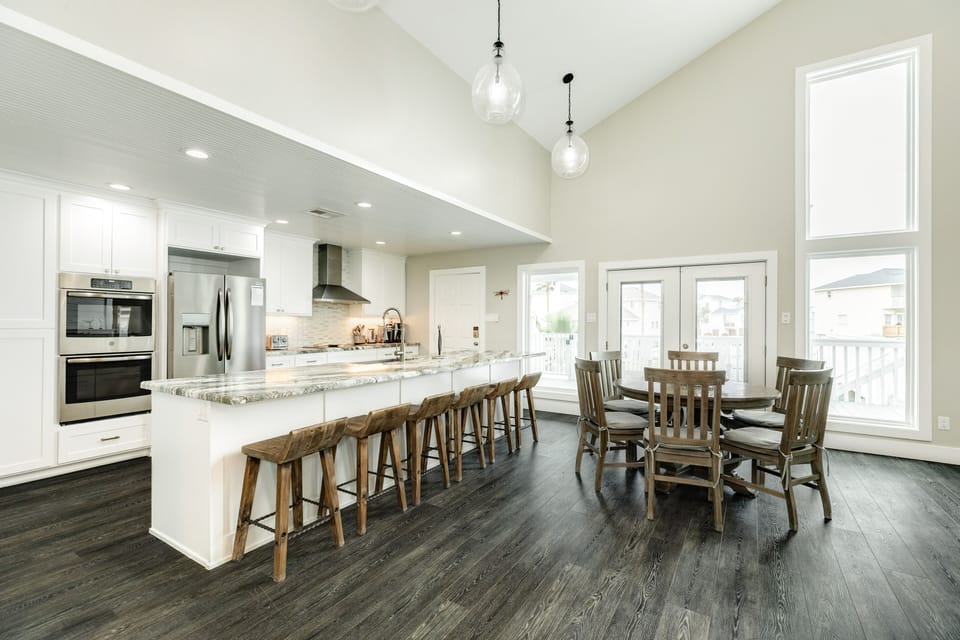 The adjacent breakfast bar has seating for 6 more