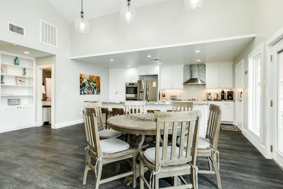 Comfortably sit up to 6 at the dining table