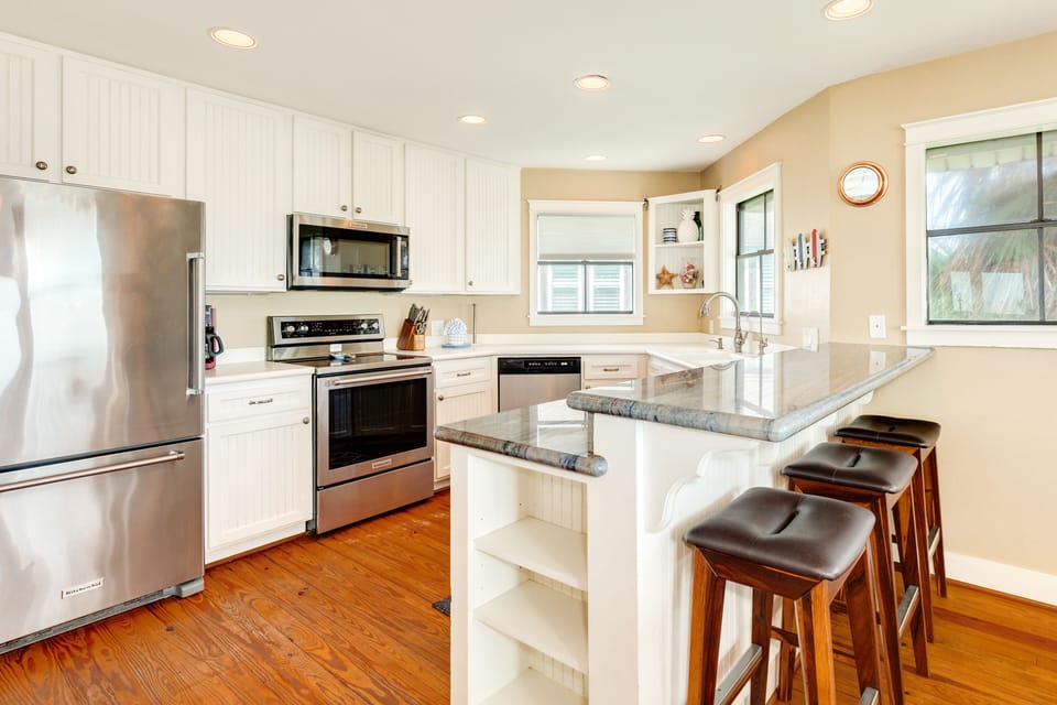 Grab a quick bite or enjoy meals at the breakfast bar