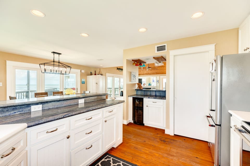 Wet bar area with wine chiller - great way to unwind after a long day
