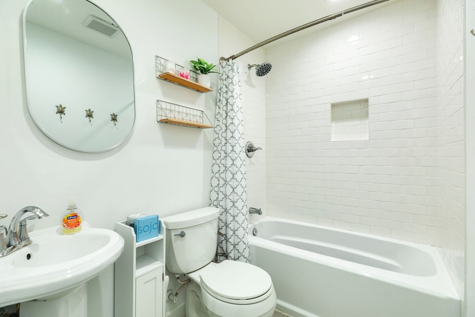 Main level bathroom with tub & shower combo