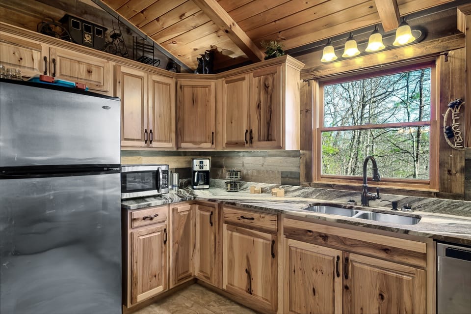 Kitchen w/ granite counters, stainless appliances, stocked with all you need
