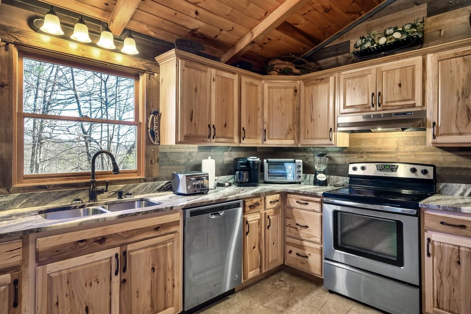 Kitchen w/ granite counters, stainless appliances, stocked with all you need
