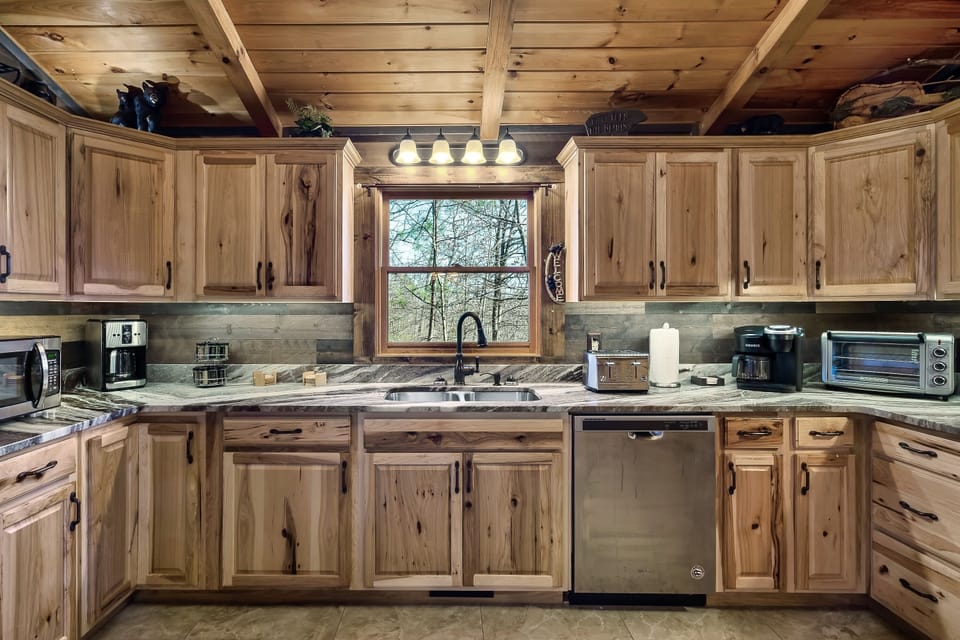 Kitchen w/ granite counters, stainless appliances, stocked with all you need
