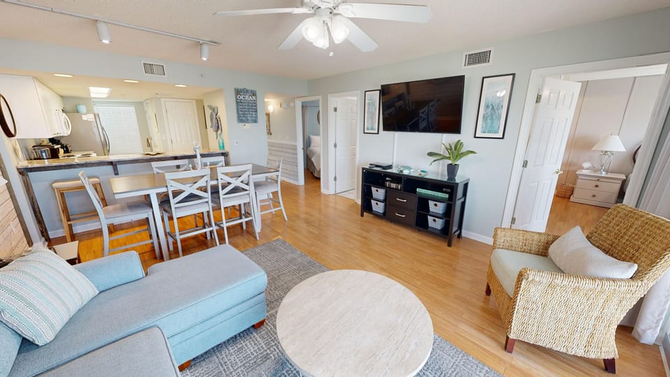 Condo, 2 Bedrooms | Living area