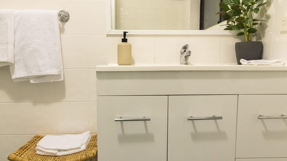 Gidgets on Gretel | Bathroom vanity | Linen provided