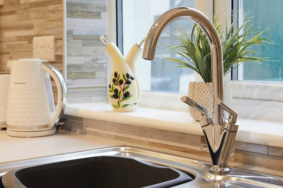 No kettle as the boiling water comes direct from the hot tap in kitchen.
