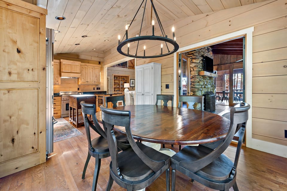 Formal dining room with seating for 6.