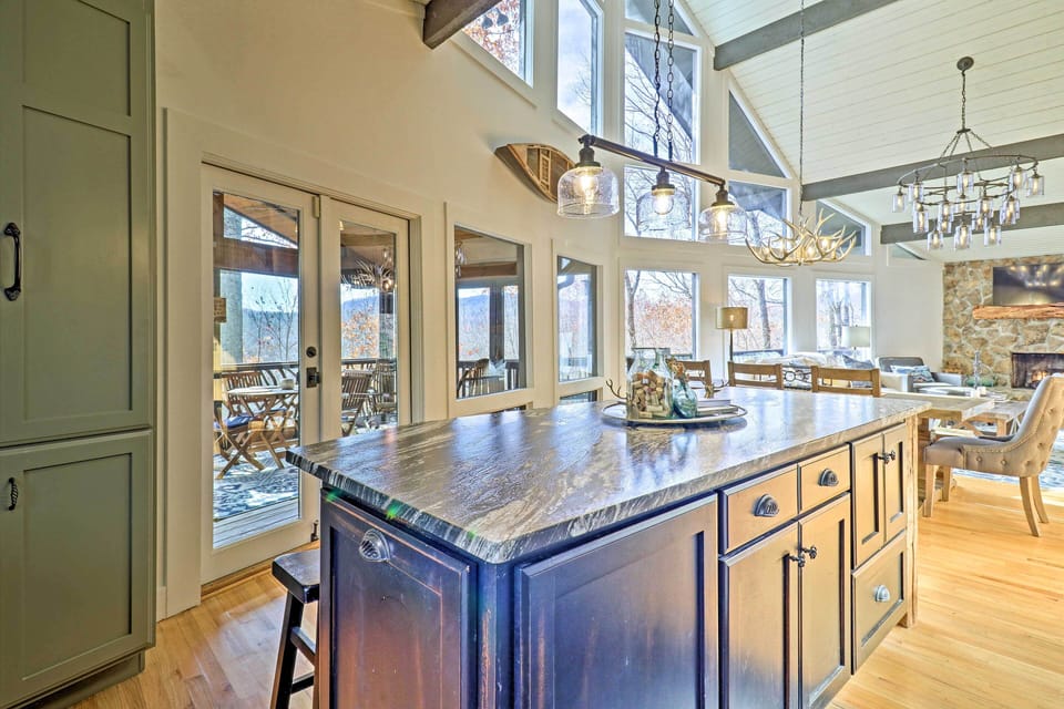 Kitchen | Breakfast Bar