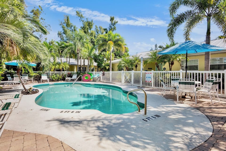 Shared Pool and Seating