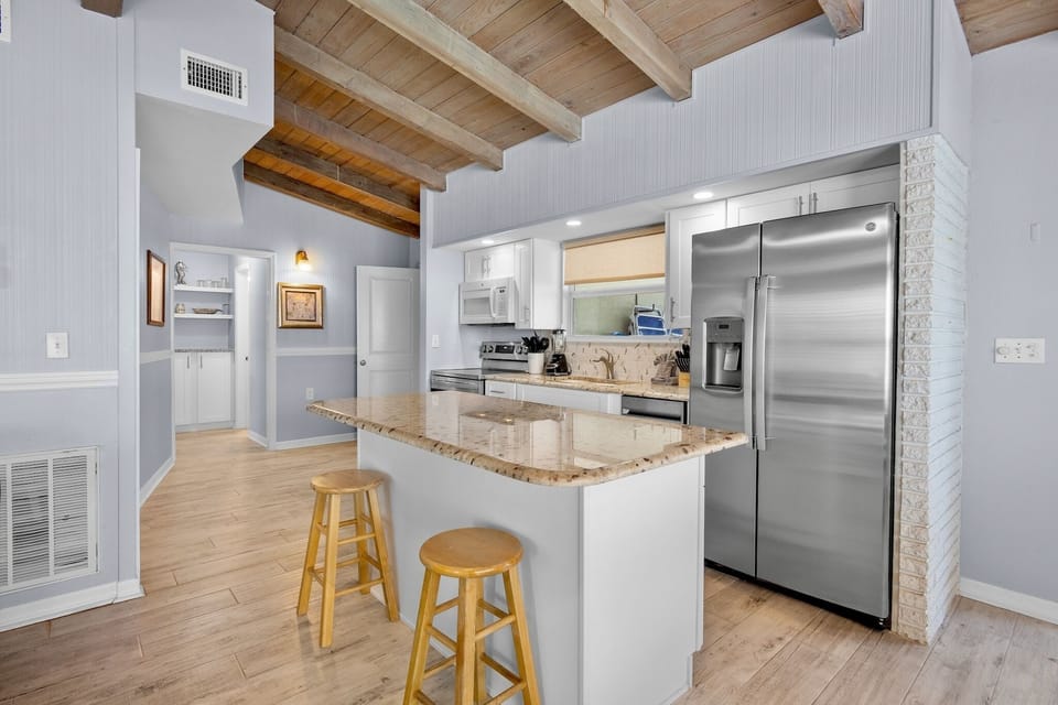 Stylish island for casual dining