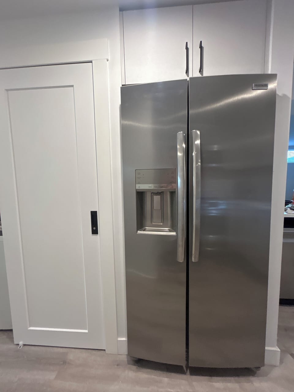 Fridge with water dispenser / ice maker