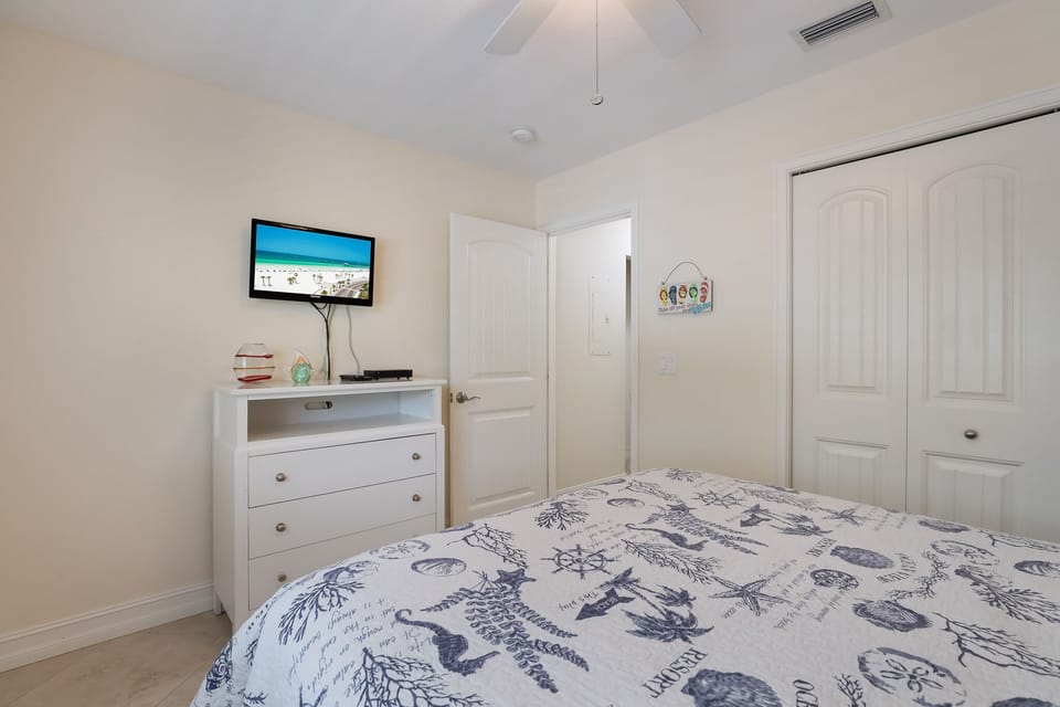 Second Bedroom - Queen