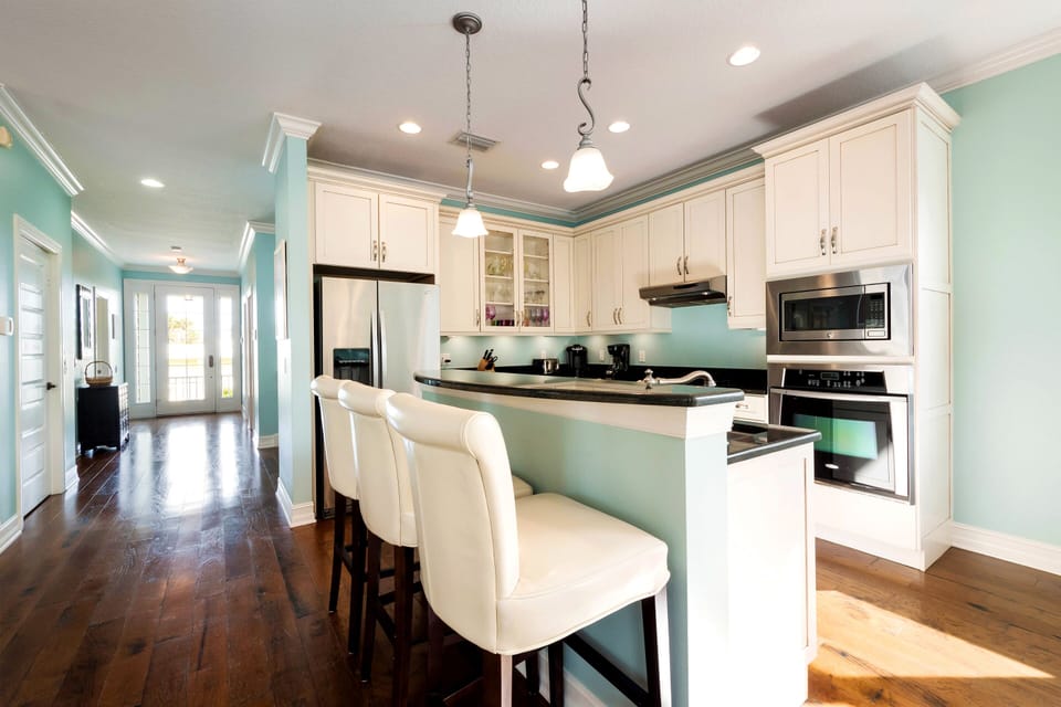 Attitude by Latitude - Breakfast Bar Seating