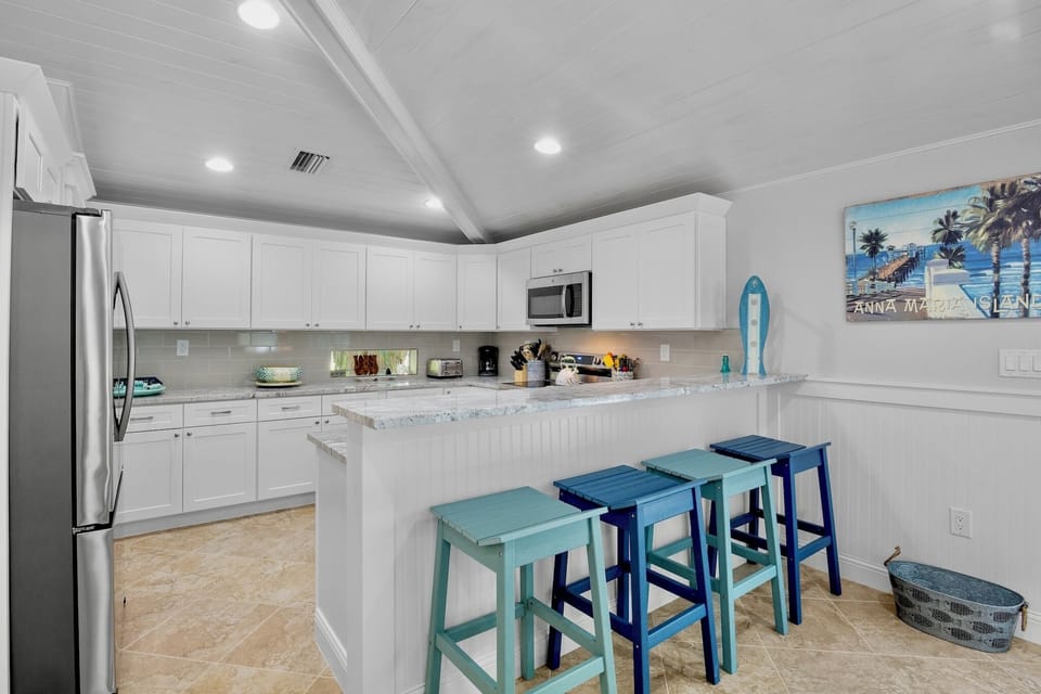 Fully equipped kitchen with bar seating